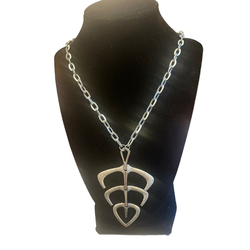 Vtg SC Sarah Coventry Articulated Arrow Shaped Pendant Silver Toned 26" Necklace